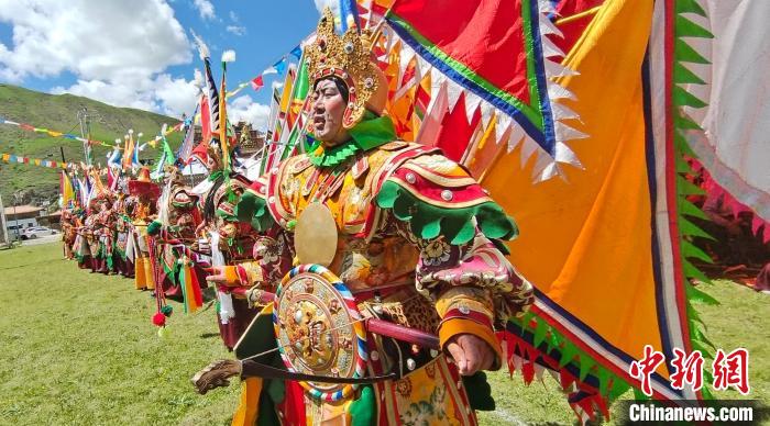 圖為表演現(xiàn)場(chǎng)。　班瑪縣文體旅游廣電局 供圖