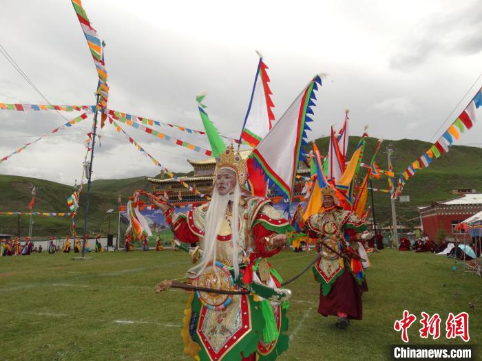 圖為演員進(jìn)行表演。　班瑪縣文體旅游廣電局 供圖