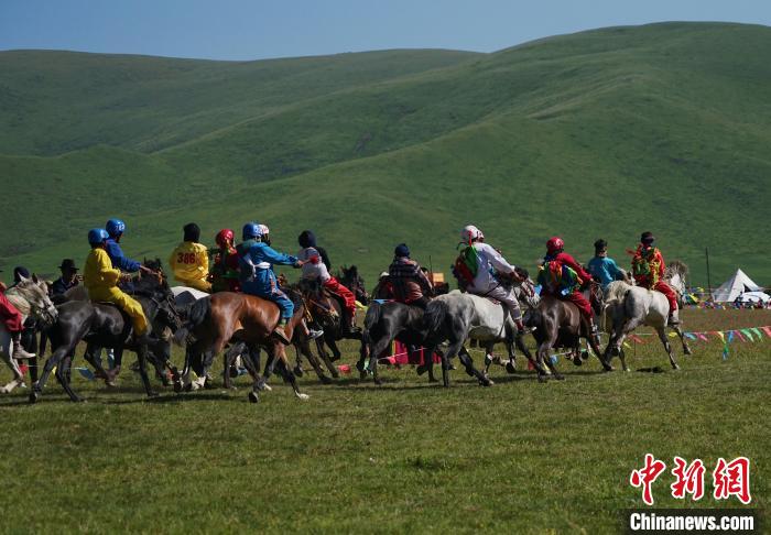 圖為選手進(jìn)行3000米賽馬比賽?！●R銘言 攝