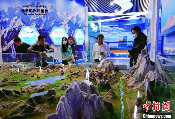 圖為中外嘉賓在玉樹(shù)州博物館內(nèi)參觀?！●R銘言 攝