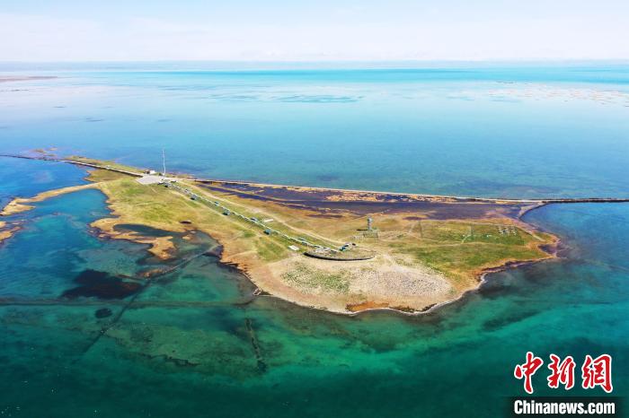 圖為無(wú)人機(jī)航拍青海湖?！≮w海梅 攝