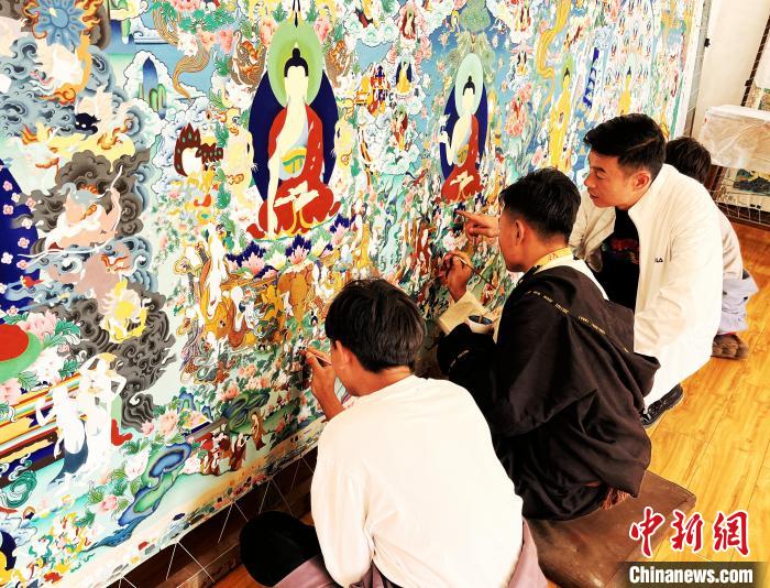 青海唐卡藝術小鎮(zhèn)：“勞模畫師”師帶徒，文化扶貧富一方