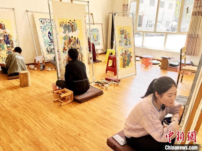 圖為畫室內(nèi)學徒練習繪畫唐卡?！●R文莉 供圖