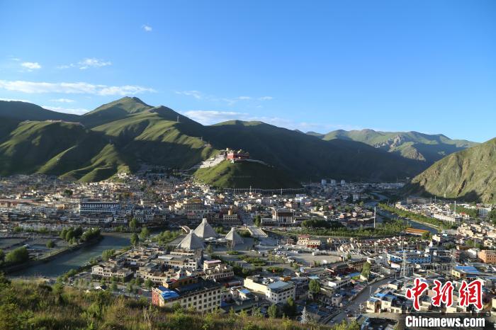 圖為航拍玉樹市?！∮駱涫形麄鞑抗﹫D