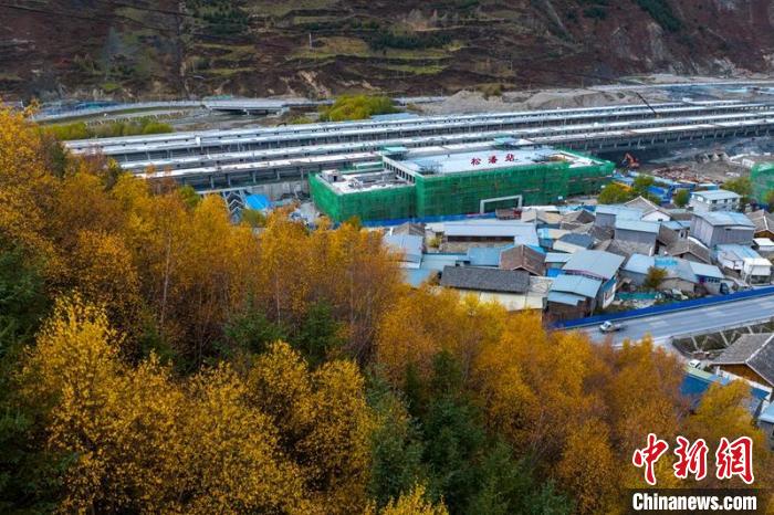 正在建設(shè)的成蘭鐵路松潘站?！⒅铱?攝