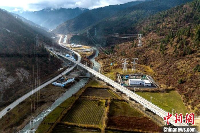 穿越山谷的成蘭鐵路川主寺至黃勝關(guān)段?！⒅铱?攝
