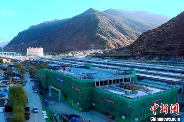 正在建設(shè)中的成蘭鐵路松潘站?！⒅铱?攝