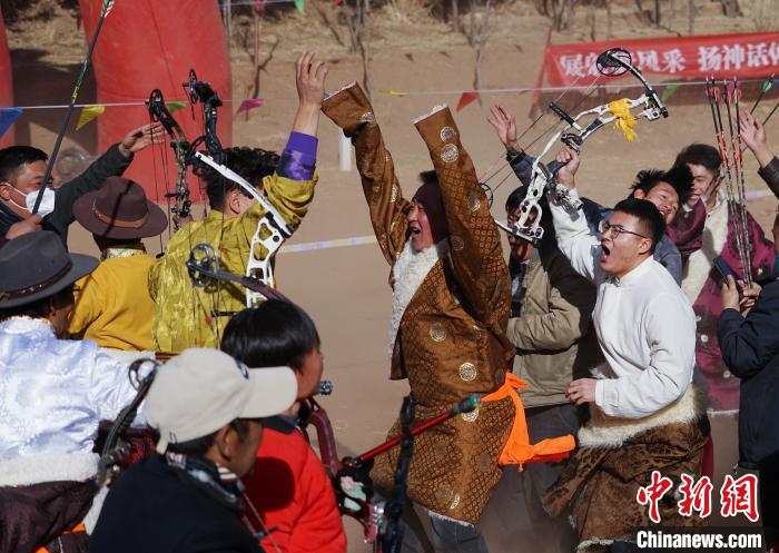 圖為藏族民眾跺腳歡呼慶祝弓箭手射中靶心?！●R銘言 攝