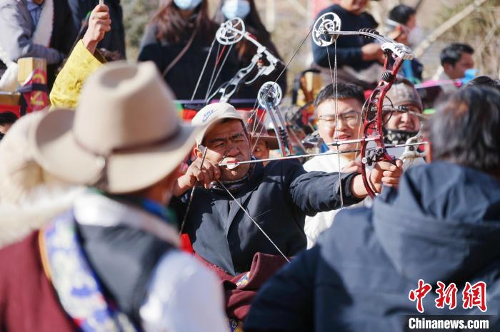圖為藏族民眾比拼射箭技藝。　馬銘言 攝