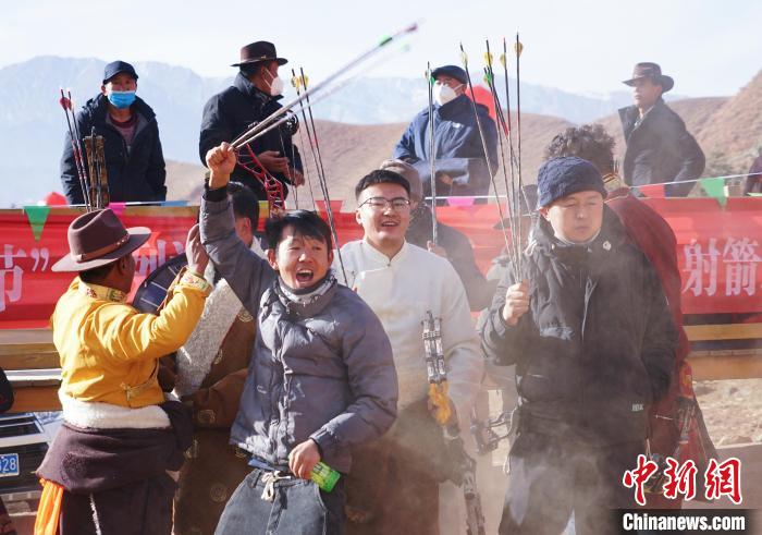 圖為藏族民眾跺腳歡呼慶祝弓箭手射中靶心?！●R銘言 攝