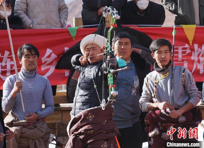 圖為藏族民眾比拼射箭技藝?！●R銘言 攝