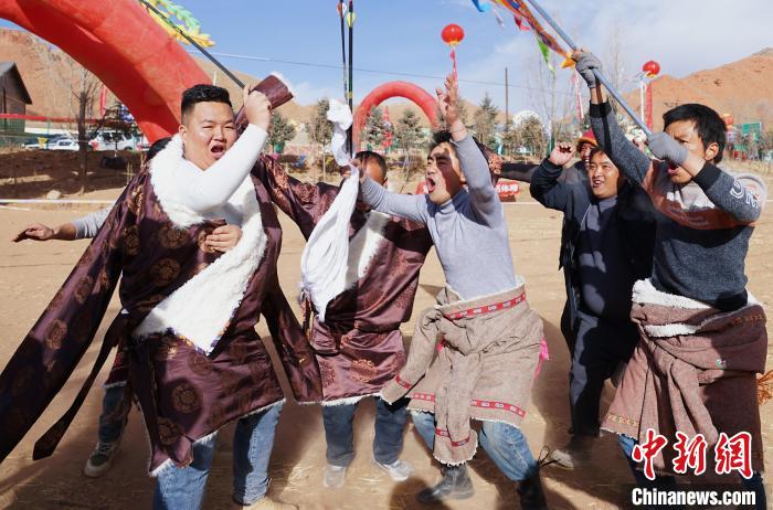 圖為藏族民眾跺腳歡呼慶祝弓箭手射中靶心?！●R銘言 攝
