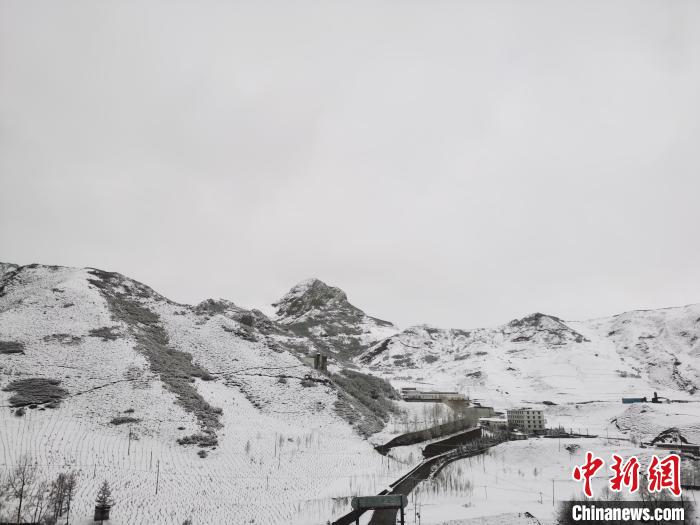 圖為青海省東南部的青沙山區(qū)域銀裝素裹?！?zhí)砀?攝