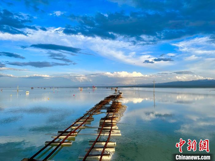 圖為茶卡鹽湖景區(qū)風(fēng)光。　劉洋 攝