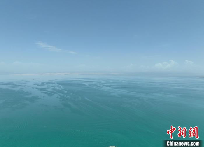 圖為航拍仲夏時節(jié)，青海湖水天一色?！∑钤鲚?攝