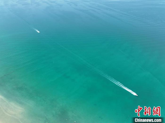 圖為航拍仲夏時節(jié)，青海湖湖水碧波蕩漾?！∑钤鲚?攝
