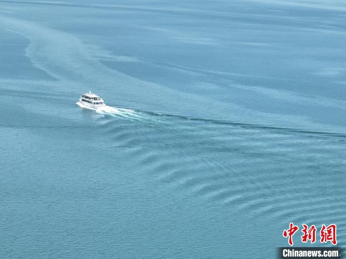 圖為航拍仲夏時節(jié)，青海湖湖水碧波蕩漾。　祁增蓓 攝