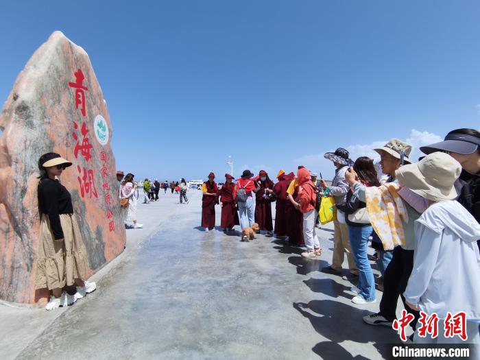 圖為航拍青海湖美景引游客拍照打卡?！∑钤鲚?攝