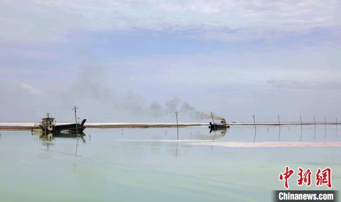 “天空之鏡”青海茶卡鹽湖：迎黃金旅游季，獨(dú)特景色引客來