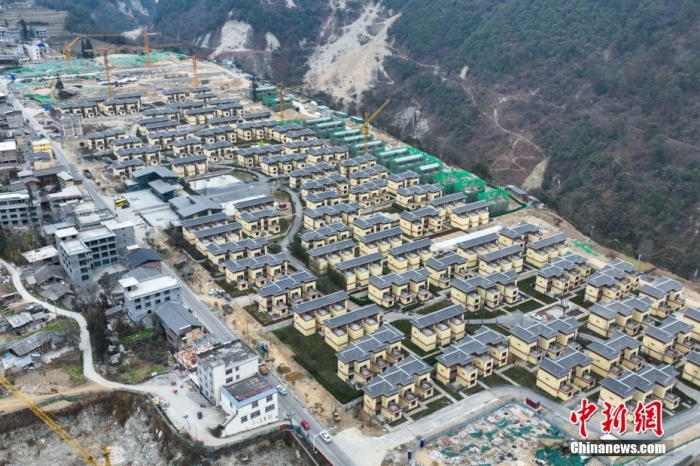 圖為2月1日，瀘定磨西鎮(zhèn)震后重建的安置小區(qū)。(無人機照片)<a target='_blank' href='/'><p  align=