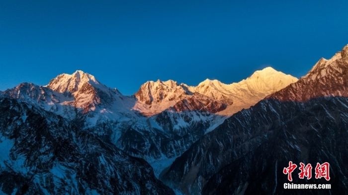 圖為2月1日，清晨陽光照在貢嘎雪山上，出現(xiàn)“日照金山”景觀。(無人機照片)<a target='_blank' href='/'><p  align=