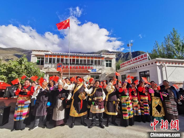 圖為林芝朗縣洞嘎鎮(zhèn)扎西塘村村民表達(dá)對祖國的祝福?！×种ナ形麄鞑?供圖