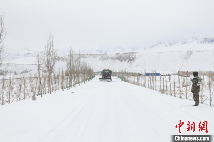 圖為救援官兵正在緊急清理路面積雪?！《崦刺?攝