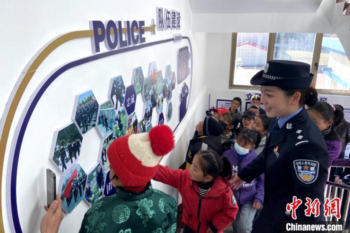 山南邊境管理支隊(duì)勒布邊境派出所舉行警營(yíng)開放日活動(dòng)，邀請(qǐng)駐地民眾進(jìn)警營(yíng)，了解民警工作生活?！∏f冀 攝