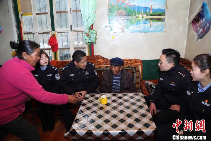 亞?wèn)|出入境邊防檢查站民警走訪慰問(wèn)轄區(qū)困難群眾?！堄陱?qiáng) 攝