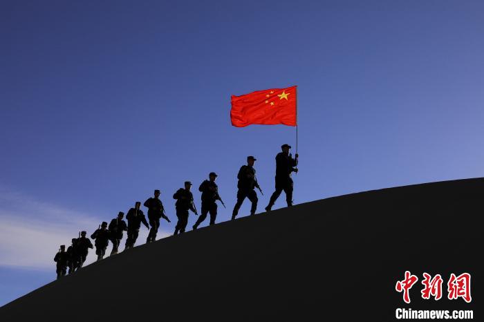 日喀則邊境管理支隊(duì)幾腳橋邊境檢查站民警在轄區(qū)開展巡邏工作?！↓埿▲P 攝