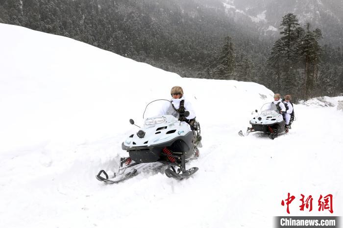 圖為雪地摩托車開路?！⊙鸩?攝