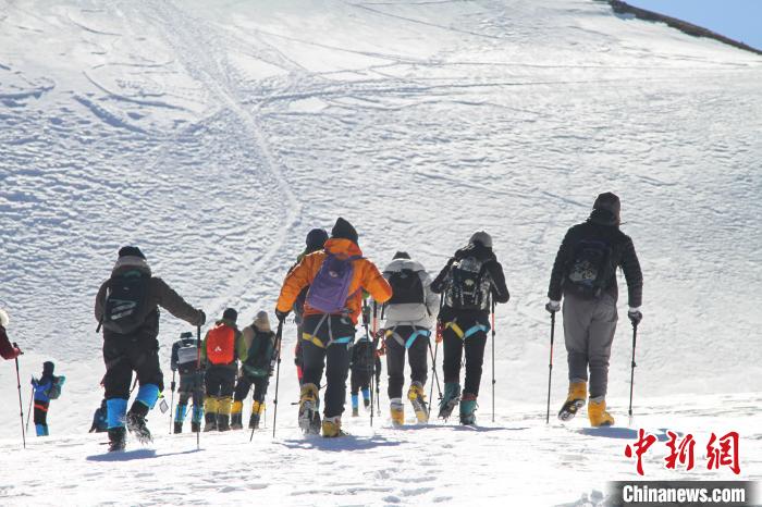 圖為2019年，普通民眾在洛堆峰體驗(yàn)登雪山活動(dòng)。資料圖 趙朗 攝