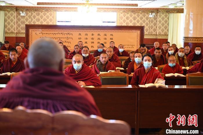 3月23日，記者走進位于拉薩的西藏佛學(xué)院，探訪宗教學(xué)府的新學(xué)期。圖為佛學(xué)院學(xué)員正在上課。<a target='_blank' ></p><p  align=