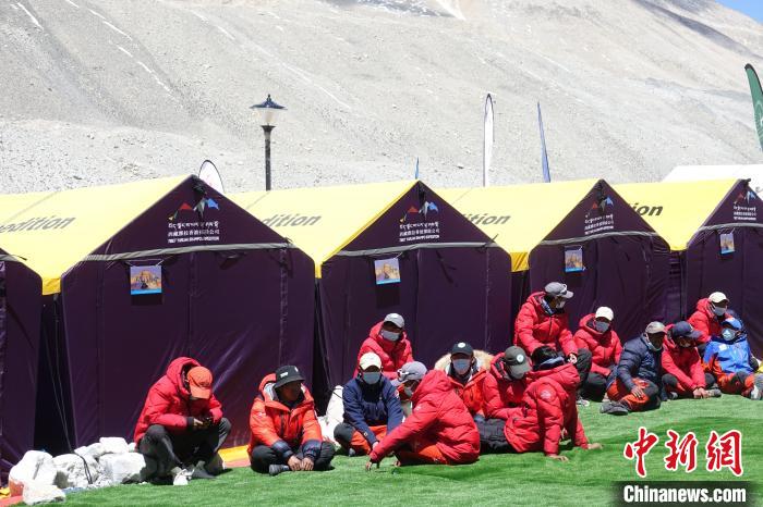 5月9日，登山隊(duì)員在珠峰北坡登山大本營(yíng)歇息?！∪轿木?攝