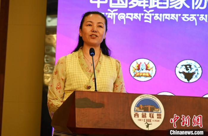 圖為西藏自治區(qū)舞蹈家協(xié)會主席達(dá)娃拉姆致辭?！≮w朗 攝