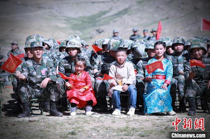 圖為駐地小朋友參加此次活動(dòng)?！?普布扎西 攝