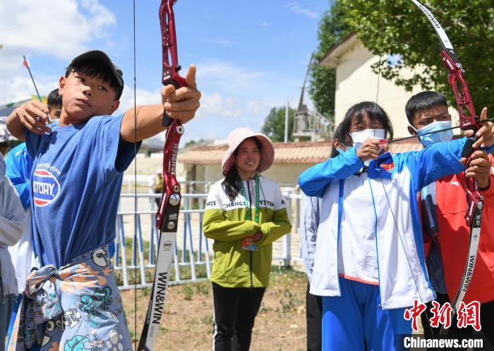 圖為西藏自治區(qū)拉薩市賽馬場內學生在體驗“工布響箭”項目?！∝暩聛硭?攝