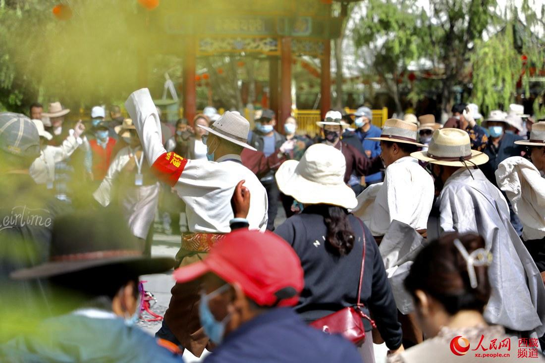 拉薩市民在宗角祿康公園跳鍋莊舞。人民網(wǎng) 次仁羅布攝