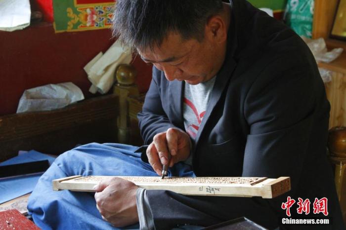 圖為7月14日，普松雕刻技藝傳承人嘎瑪曲扎正在家中進(jìn)行創(chuàng)作。 <a target='_blank' ><p  align=