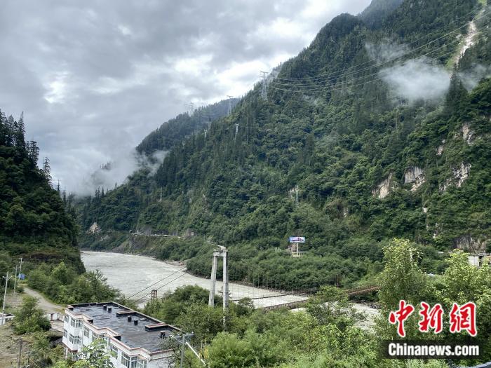 險山急流中的兩座橋。彭寧鈴 攝