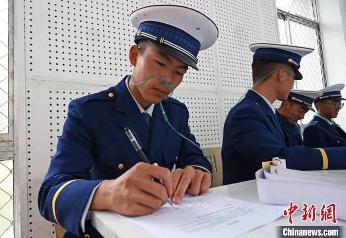 西藏大學(xué)腦科學(xué)團(tuán)隊(duì)與消防部門合作開展高原用氧研究