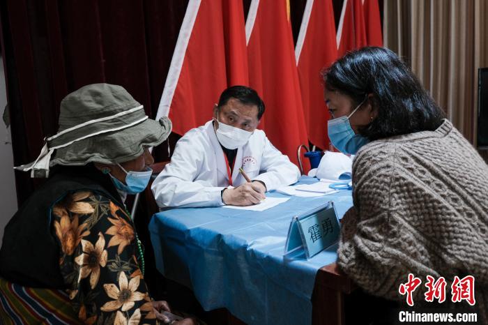 北京大學(xué)第一醫(yī)院教授、主任醫(yī)師霍勇在義診現(xiàn)場(chǎng)接診?！〗w波 攝