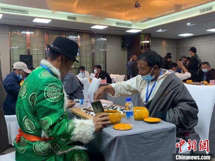 圖為參賽選手正在進(jìn)行藏棋對(duì)弈?！≈x牧 攝