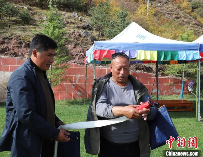 圖為護(hù)林員操作體驗(yàn)滅火裝備?！〔际猩窒乐ш?duì) 供圖