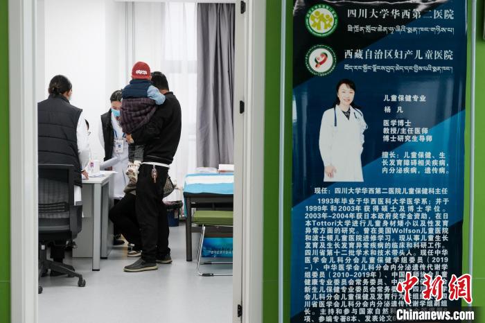 圖為四川大學(xué)華西第二醫(yī)院專家接診?！〗w波 攝