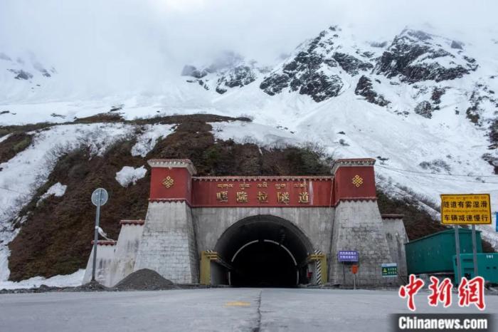 墨脫公路控制性工程——嘎隆拉隧道。上方為嘎隆拉雪山，曾是進(jìn)入墨脫最大的“攔路虎”。