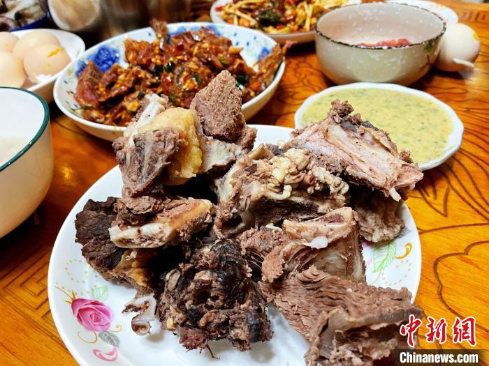圖為除夕之夜的大餐?！∪轿木?攝