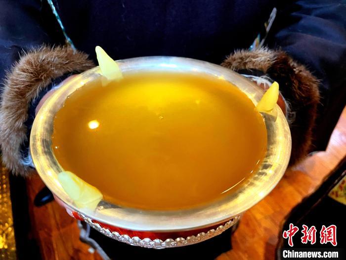 圖為青稞酒?！∪轿木?攝