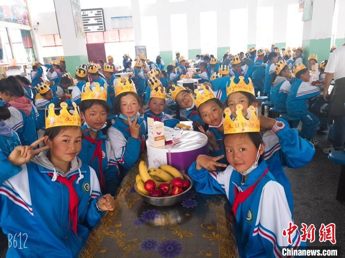 圖為加查縣安繞鎮(zhèn)小學(xué)學(xué)生集體過(guò)六一兒童節(jié)。　安繞鎮(zhèn)小學(xué)供圖