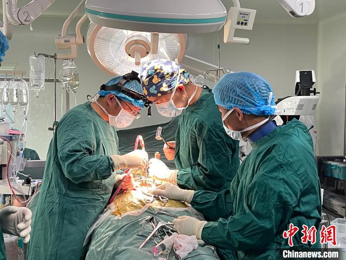 圖為在北京援藏醫(yī)療隊(duì)專家指導(dǎo)下，多項(xiàng)新技術(shù)使用到脊柱疾病的手術(shù)中。(資料圖) 拉薩市人民醫(yī)院脊柱外科供圖